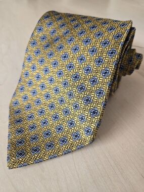 Brooks Brothers Gold Tie with Blue Floral Medallions